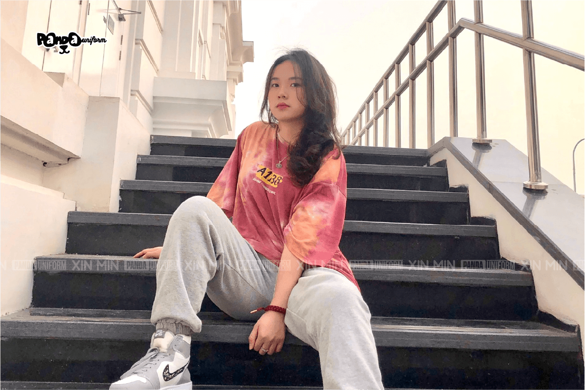 Mẫu áo lớp Tie dye màu hồng loang chất chơi